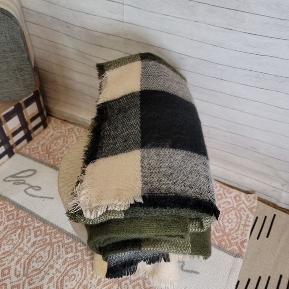 GORGEOUS 100% ACRYLIC BLANKET SCARVE, IN ARMY GREEN, CREAM & BLACK BUFFALO PLAID - Picture 6 of 7